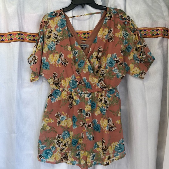 Floral wrap romper with cut out sleeves size M - Picture 1 of 5